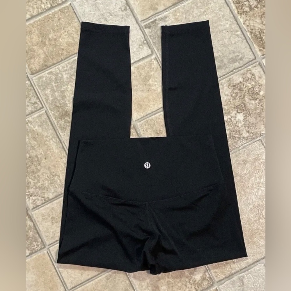 lululemon leggings - NWOT - Black - Size 6. Excellenct condition!